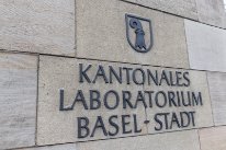 Beschriftung des Kantonalen Laboratoriums Basel-Stadt. 
