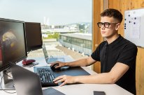 Interactive Media Designer: Mann am Schreibtisch mit Laptop